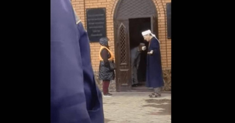 Түркістанда мешіт әжетханасына кірмек болған көше сыпырушыларды имам қуып шықты