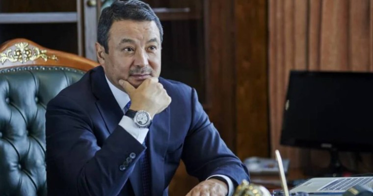 Экс-депутат Серік Қонақбаевтың көмекшісін рейдерлік шабуыл жасады деп айыптады