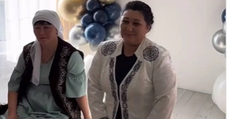 «Қалыңдық – 42-де, күйеу жігіт – 60 жаста»: желіде ерекше сырға салу рәсімінің видеосы тарады