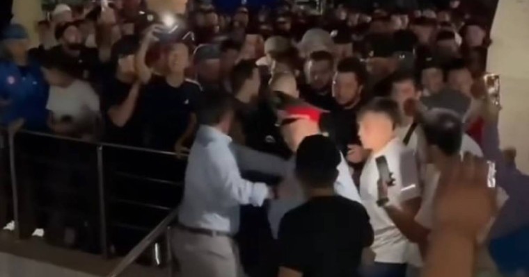 Хабиб үшін полицияны итеріп жіберген атыраулық азаматтың әрекеті көптің ашуын туғызды