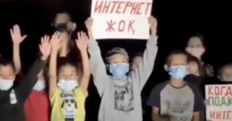 «Интернет жоқ»: Қаскелең оқушылары Тоқаевтан көмек сұрап, үндеу жасады (ВИДЕО)