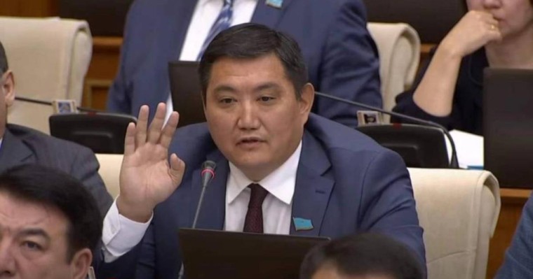 "Министрмен қосып қуып шығамыз": Жер мәселесін көтерген Бақытжан Базарбекке мәжіліс төрағасы ескерту жасады