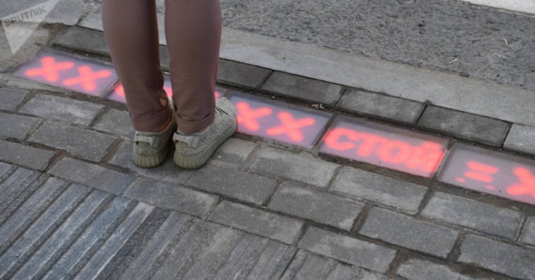 Жезқазғанда жолда тоқтаған көліктің ішінде түсірілген видео желіде қызу талқыланды