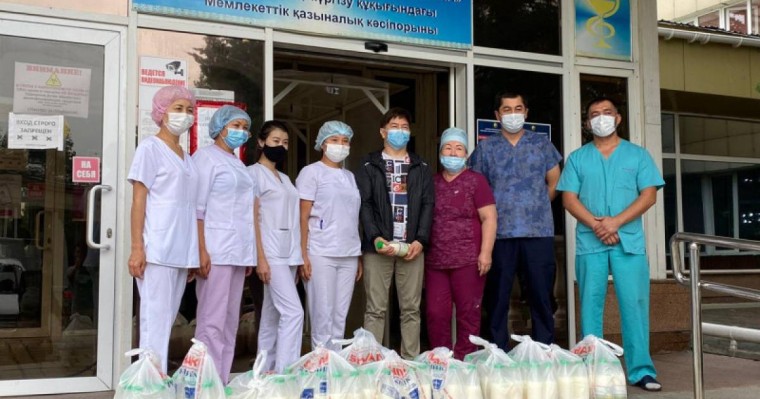 Әнші Сәкен Майғазиев алматылық дәрігерлерге бір тонна қымыз таратты