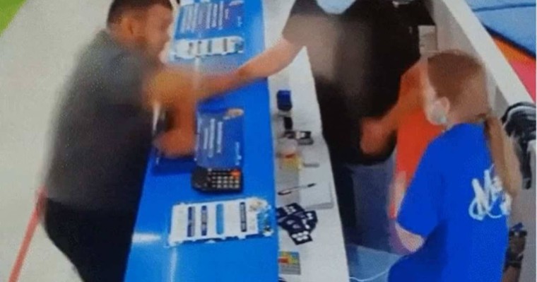 Клиент кассадағы қызды ұрып жіберген: Видео желіде қызу талқылануда