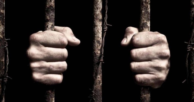 «Үш жылдан бері ұлы мен қызын зорлап келген»: СҚО-да ер адамға үкім шықты