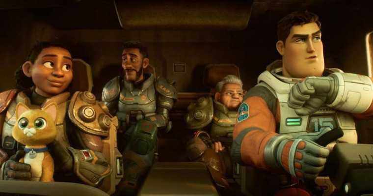 Қазақстан "екі әйел сүйіскен" эпизоды бар "Базз Лайтер" мультфильмін прокаттан алып тастады