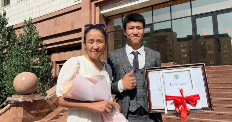 7-қабаттан құлап кете жаздаған сәбиді құтқарып қалған мектеп түлегіне 3 бөлмелі пәтер берілді