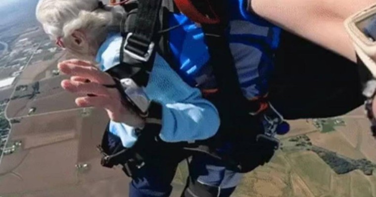 "Ешқашан кеш емес". 104 жастағы кейуана парашютпен секірді (видео)