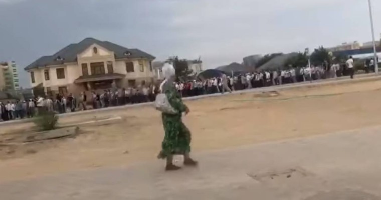 Жүздеген адам жиылды - Ақтауда не болып жатыр? (ВИДЕО)