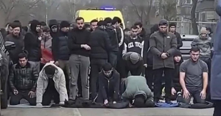 Жолды жауып, намаз оқуға болмайды – Алматы Орталық мешіті