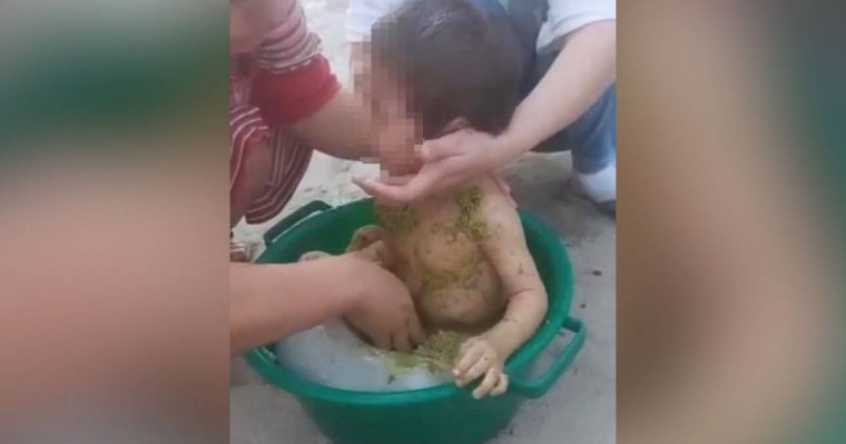"Қойдың қиымен шомылдырған". Желідегі баланың суреті халықты шошытты