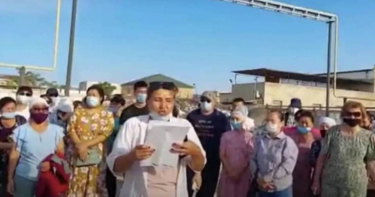 Қаражанбаста жұмысшы әйелдер ереуілге шықты