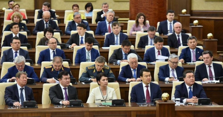 Танымал актер депутаттарға қарсы пікір білдіріп, өткір сынға алды