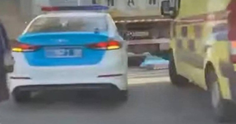 Алматыда самокатпен келе жатқан 13 жасар жасөспірімді жүк көлігі қағып кетті