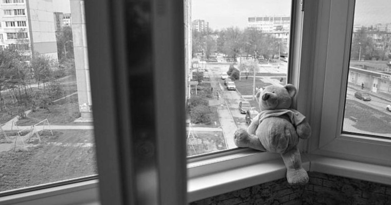 3 жасар ұлын терезеден лақтырып жіберген ер адам іздестіріліп жатыр (видео)