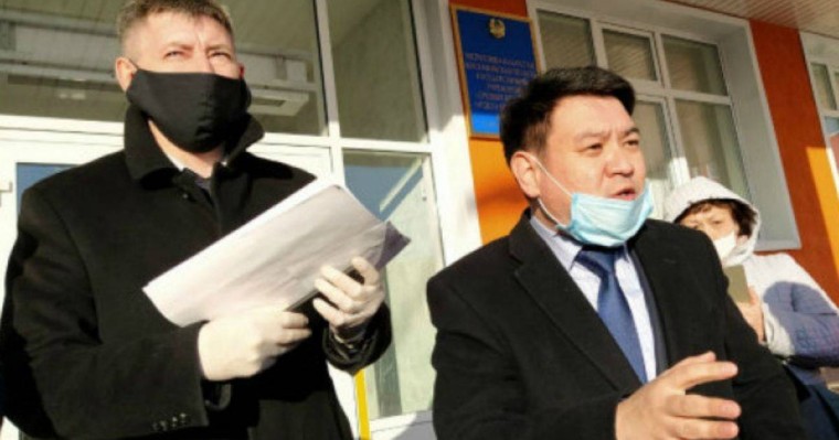Қостанай әкіміне масканы иегіне дейін түсіріп қойғаны үшін айыппұл салынды