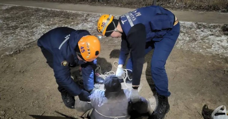 Оралда үш метрлік кәріз құдығына құлап кеткен ер адам құтқарылды