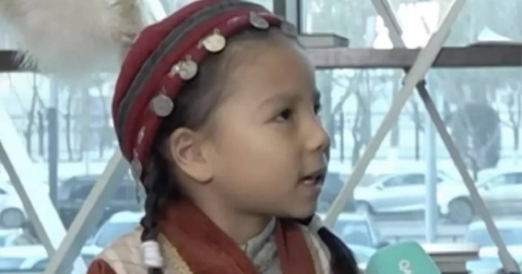 Төрт тілде сөйлейтін бес жасар қыз көпшілікті тәнті етті (ВИДЕО)