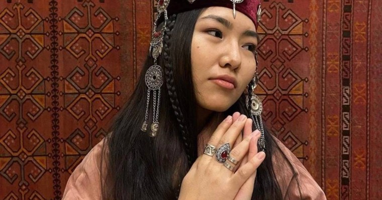 "Ата-енесін рэппен оятады": Әнші Yenlik ұзатылды