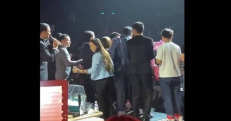 "Жұлмалап, жұлқылап". Алматыға келген түрік актері Буракты жанкүйерлер шошытып жіберді