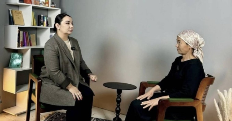 «Өзінің екіқабат екенін білмейді»: Заңгер жүйке ауруханасында зорланған қыздың анасымен тілдесті (ВИДЕО)