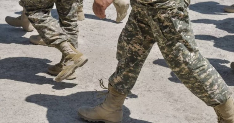 “Сал болып қалу қаупі бар” - Әскери комиссариаттан қашқан азамат үшінші қабаттан құлап кетті