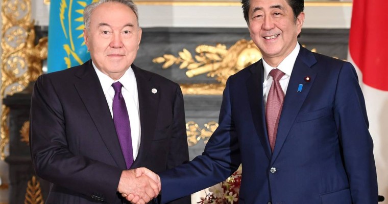 Жапонияның бұрынғы премьер-министрі Синдзо Абэге қастандық жасалып, өлім аузында жатыр