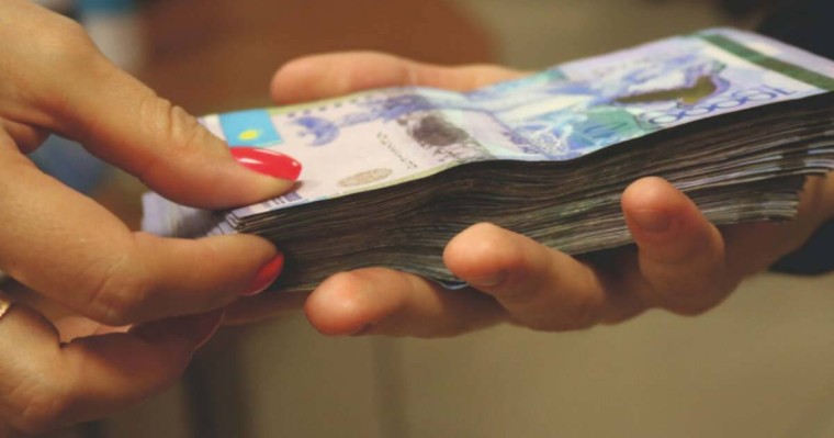 Белгісі адамның телефонын қабылдаған әйел 500 мың теңгесінен айырылды