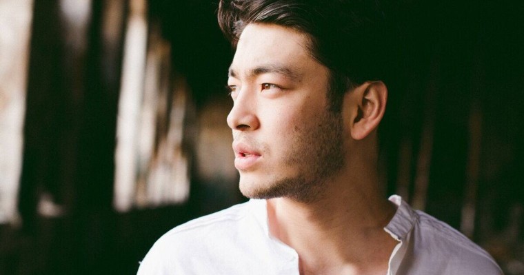 Асқар Ілиясов: Еркектер әйелдерінің өзінен мықты екенін білгенде қол көтере бастайды