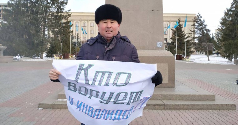 Оралда пикетке шыққан белсенді әлеуметтік төлемді талап етті