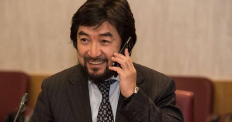 "Жалақорға жауап": Құран ұстап, ант еткен Бекболат Тілеухан Kausar Travel-мен байланысы жоғын айтты