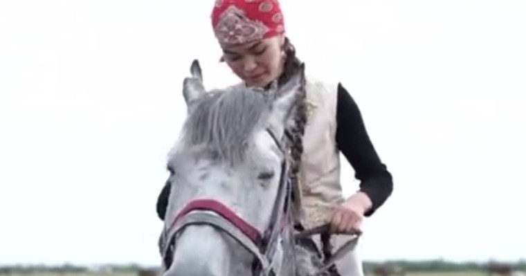 СҚО-да 24 жастағы бойжеткен жеті үйір жылқыны жалғыз өзі бағып жүр