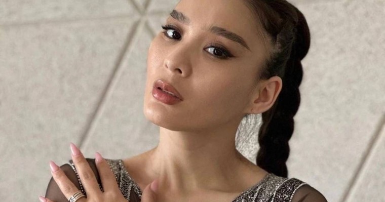 "КамАз" басып кетті": Әнші Индира Елемес әкесінен ерте айырылып қалғанын айтты