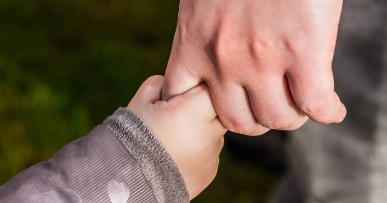 Қарағандыда төрт жасар бала бесінші қабаттан құлап аман қалды