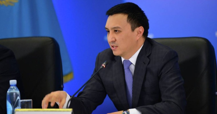 Депутат табысы төмен қазақстандықтарға тұрақты 42 500 теңге төлеуді ұсынды