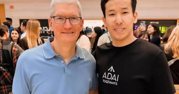 Миллиардер және Apple компаниясының бас директоры қазақ жігітіне жаңа iPhone сыйлады