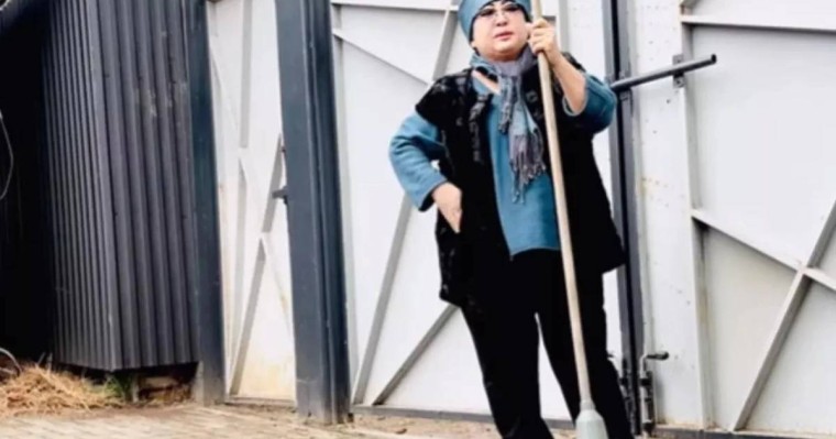 "4-5 кесе жуса, шаршап қалады": Мақпал Жүнісова ауласын сыпырып жүріп, жастарға ақыл айтты