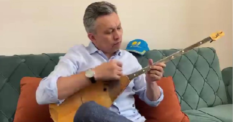 ҚР Премьер-Министрінің орынбасары Бақыт Сұлтанов домбырада ойнады (ВИДЕО)