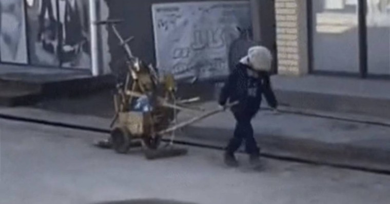 «Анам қайтыс болған»: Базарда жұмыс істеп жүрген 7 жасар бала қауіпсіз жерге орналасты