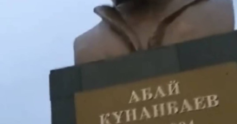 “Ленинге тақия кигізіп Абай қылды” - Мектеп алдындағы ескерткіш талқыға түсті ( Видео)