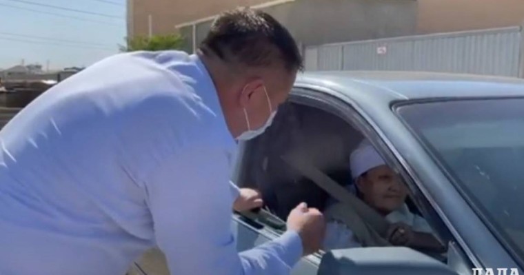 "Балаларыңызды ойлаңыз". Маңғыстау облысында әкім той қонақтарын күтіп алды (видео)