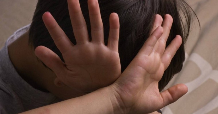 Қарағанды тұрғыны 11 және 13 жастағы жетім балаларды зорлап, оны видеоға түсірген