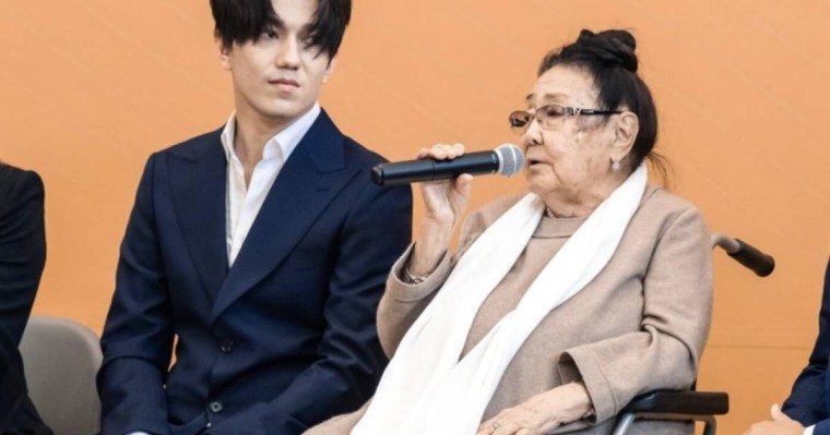 Димаш Құдайберген Бибігүл Төлегеноваға тосынсый жасады