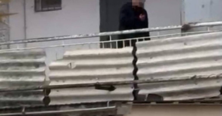 Жаңаөзенде ер адам тамағын кесіп, артынша жоғары қабаттан секірген