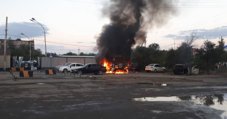 Собор жақтан бір нəрсе атылды: Сәтбаев оқиғасының ішінде болған журналист не болғанын айтты