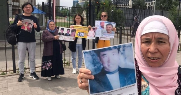 "Қытайдан шығармай отыр". Шекараның екі жағында қалғандар туысымен қауышуды күтіп жүр