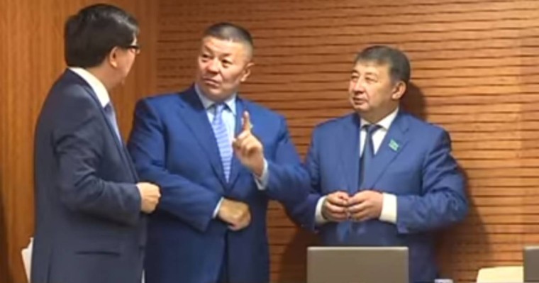 Депутаттар демалыста варенье қайнатып, банкі жауып жатыр