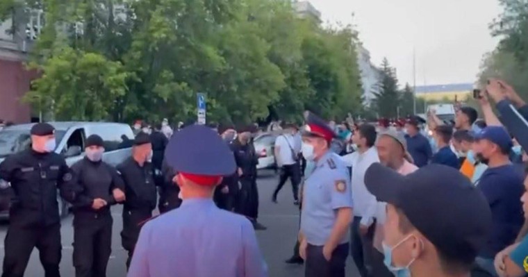 "Шығарып тастаңдар": Қарағандыда жүздеген адам ЛГБТ өкілдері өткізетін тренингке қарсы шықты