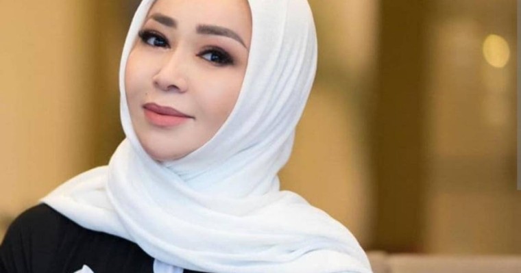 "Тонналап алып жатыр". Айтыскер Айнұр Тұрсынбаева еркектерге күш беретін шай зауытын ашты